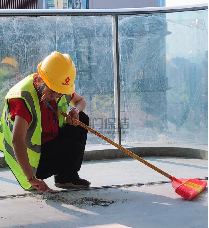 開(kāi)荒選擇專(zhuān)業(yè)的清潔公司，不僅效率高，效果也